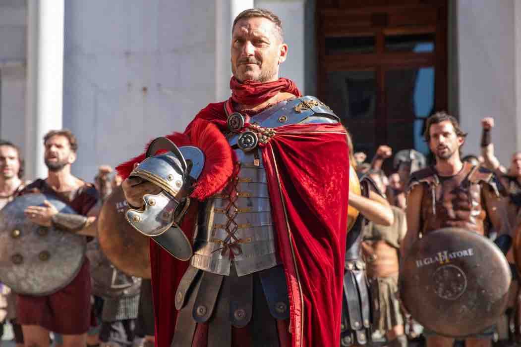 Francesco Totti vestito da Gladiatore per il lancio del film Il Gladiatore II