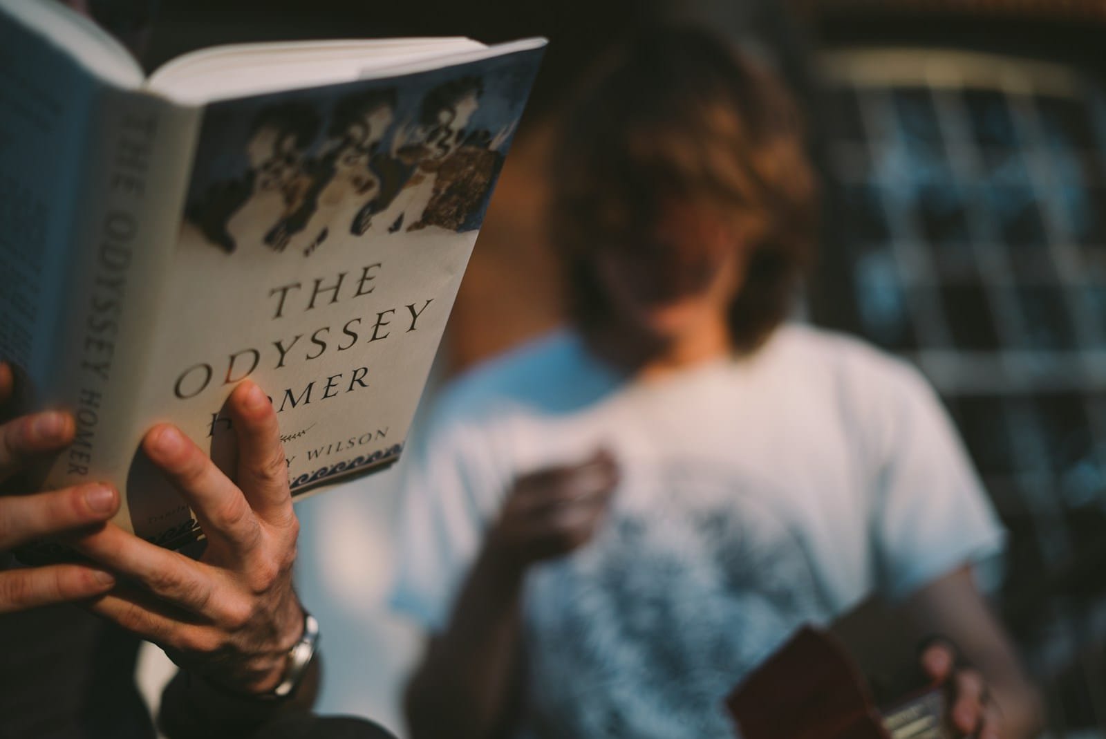 person reading book, Odissea Christopher Nolan