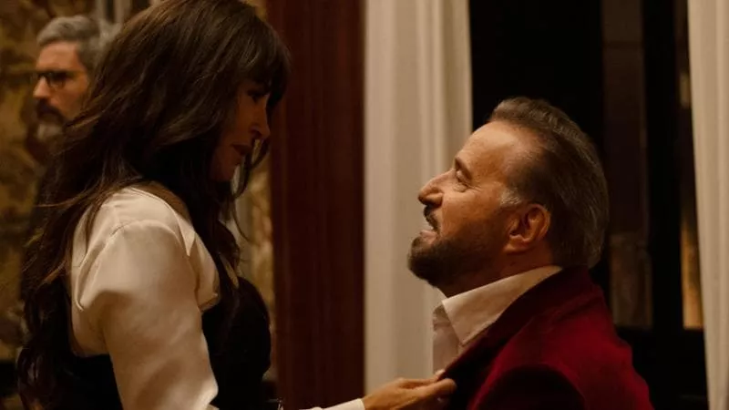 Sabrina Ferilli e Christian de Sica in Gigolò per caso